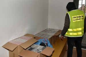 Funkcjonariusz SG zabezpiecza nielegalne papierosy pochodzące z przemytu