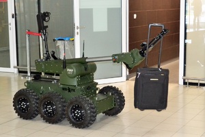 Funkcjonariusze SG oraz robot pirotechniczny &quot;Wojtek&quot; podczas działań związanych z unieszkodliwieniem podejrzanego bagażu na lotnisku w Świdniku