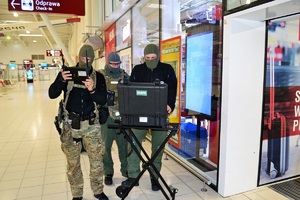 Funkcjonariusze SG oraz robot pirotechniczny &quot;Wojtek&quot; podczas działań związanych z unieszkodliwieniem podejrzanego bagażu na lotnisku w Świdniku