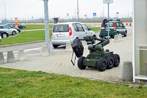 Funkcjonariusze SG oraz robot pirotechniczny &quot;Wojtek&quot; podczas działań związanych z unieszkodliwieniem podejrzanego bagażu na lotnisku w Świdniku