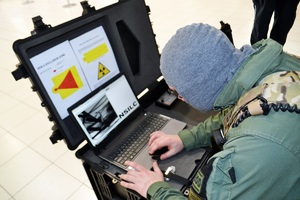 Funkcjonariusze SG oraz robot pirotechniczny &quot;Wojtek&quot; podczas działań związanych z unieszkodliwieniem podejrzanego bagażu na lotnisku w Świdniku