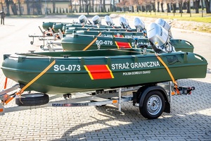 Nowe łodzie patrolowe straży granicznej w zestawach z lawetami transportowymi prezentowane są na terenie komendy oddziału NOSG