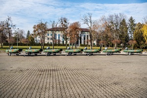Nowe łodzie patrolowe straży granicznej w zestawach z lawetami transportowymi prezentowane są na terenie komendy oddziału NOSG