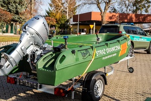 Nowe łodzie patrolowe straży granicznej w zestawach z lawetami transportowymi prezentowane są na terenie komendy oddziału NOSG