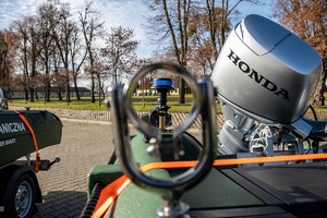 Nowe łodzie patrolowe straży granicznej w zestawach z lawetami transportowymi prezentowane są na terenie komendy oddziału NOSG