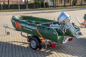 Nowe łodzie patrolowe straży granicznej w zestawach z lawetami transportowymi prezentowane są na terenie komendy oddziału NOSG