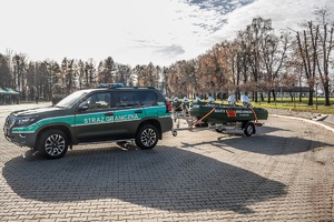 Nowe łodzie patrolowe straży granicznej w zestawach z lawetami transportowymi prezentowane są na terenie komendy oddziału NOSG