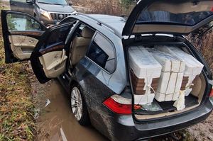 Funkcjonariusze Straży Granicznej zabezpieczają papierosy przemycone przez granicę państwową balonem meteorologicznym