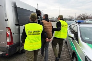 Funkcjonariusze SG podczas doprowadzenia osób zatrzymanych