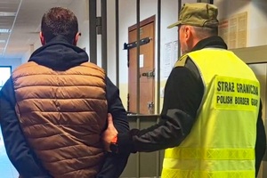 Funkcjonariusze SG podczas doprowadzenia osób zatrzymanych