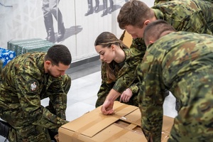 Funkcjonariusze NOSG pakują oraz przenoszą "szlachetne paczki"