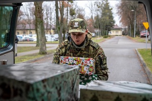 Funkcjonariusze NOSG pakują oraz przenoszą "szlachetne paczki"