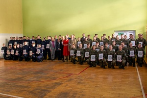 Wspólne zdjęcie klas mundurowych