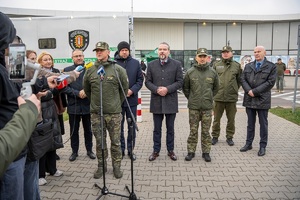 Uroczyste przekazanie pojazdu pirotechnicznego funkcjonariuszom Straży Granicznej przed portem Lotniczym Lublin w Świdniku