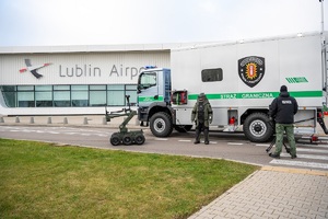 Uroczyste przekazanie pojazdu pirotechnicznego funkcjonariuszom Straży Granicznej przed portem Lotniczym Lublin w Świdniku