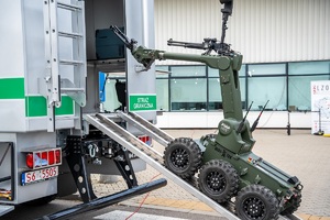 Uroczyste przekazanie pojazdu pirotechnicznego funkcjonariuszom Straży Granicznej przed portem Lotniczym Lublin w Świdniku