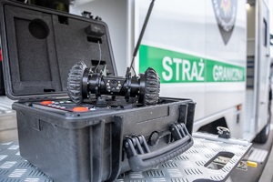 Uroczyste przekazanie pojazdu pirotechnicznego funkcjonariuszom Straży Granicznej przed portem Lotniczym Lublin w Świdniku
