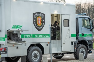 Uroczyste przekazanie pojazdu pirotechnicznego funkcjonariuszom Straży Granicznej przed portem Lotniczym Lublin w Świdniku