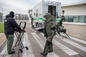 Uroczyste przekazanie pojazdu pirotechnicznego funkcjonariuszom Straży Granicznej przed portem Lotniczym Lublin w Świdniku