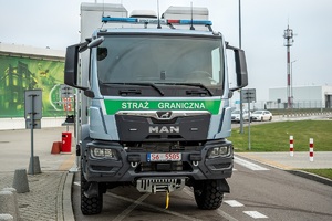 Uroczyste przekazanie pojazdu pirotechnicznego funkcjonariuszom Straży Granicznej przed portem Lotniczym Lublin w Świdniku