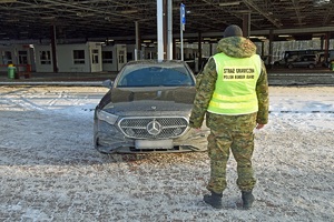 Funkcjonariusz SG przy odzyskanym samochodzie