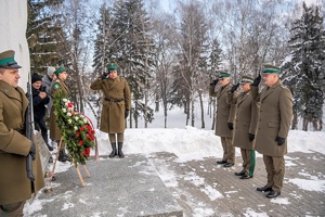 Złożenie wieńców pod pomnikiem