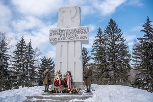 Złożenie wieńców pod pomnikiem