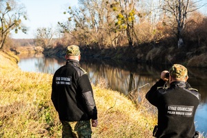 Funkcjonariusze Straży Granicznej podczas realizacji czynności związanych z bezpośrednią ochroną granicy państwowej
