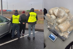 Funkcjonariusze służb podczas zatrzymania transportu narkotyków