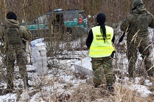 Funkcjonariusze patrolujący granicę