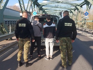 Funkcjonariusze SG podczas doprowadzenia do granicy państwowej zatrzymanych cudzoziemców