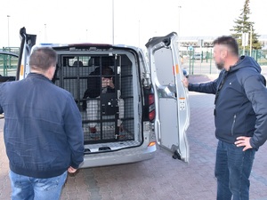 Funkcjonariusze SG podczas doprowadzenia do granicy państwowej zatrzymanych cudzoziemców