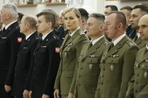 Funkcjonariusze służb mundurowych województwa lubelskiego oraz zaproszeni goście podczas spotkania wielkanocnego w Komendzie Wojewódzkiej Policji w Lublinie