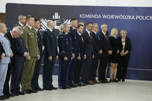 Funkcjonariusze służb mundurowych województwa lubelskiego oraz zaproszeni goście podczas spotkania wielkanocnego w Komendzie Wojewódzkiej Policji w Lublinie