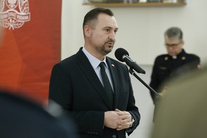 Funkcjonariusze służb mundurowych województwa lubelskiego oraz zaproszeni goście podczas spotkania wielkanocnego w Komendzie Wojewódzkiej Policji w Lublinie