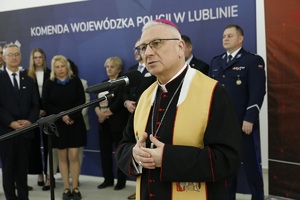 Funkcjonariusze służb mundurowych województwa lubelskiego oraz zaproszeni goście podczas spotkania wielkanocnego w Komendzie Wojewódzkiej Policji w Lublinie