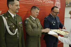 Funkcjonariusze służb mundurowych województwa lubelskiego oraz zaproszeni goście podczas spotkania wielkanocnego w Komendzie Wojewódzkiej Policji w Lublinie