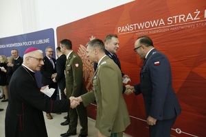 Funkcjonariusze służb mundurowych województwa lubelskiego oraz zaproszeni goście podczas spotkania wielkanocnego w Komendzie Wojewódzkiej Policji w Lublinie