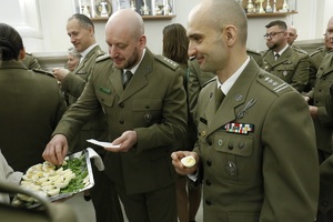 Funkcjonariusze służb mundurowych województwa lubelskiego oraz zaproszeni goście podczas spotkania wielkanocnego w Komendzie Wojewódzkiej Policji w Lublinie