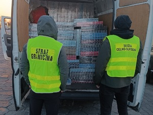 Funkcjonariusze Straży Granicznej podczas zabezpieczania nielegalnych papierosów