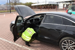 Funkcjonariusz SG przy odzyskanym Audi