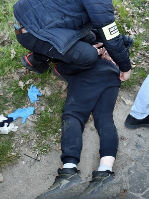 Zabezpieczanie papierosów przemyconych z Białorusi do Polski za pomocą balonu