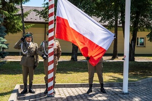 Funkcjonariusze uczestniczą w apelu odbywającym się na terenie komendy oddziału NOSG