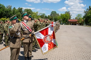 Funkcjonariusze uczestniczą w apelu odbywającym się na terenie komendy oddziału NOSG