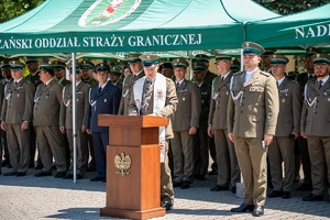 Funkcjonariusze uczestniczą w apelu odbywającym się na terenie komendy oddziału NOSG