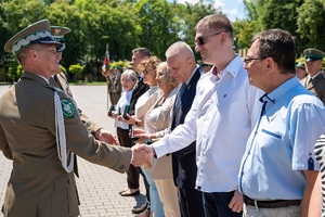 Funkcjonariusze uczestniczą w apelu odbywającym się na terenie komendy oddziału NOSG