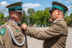 Funkcjonariusze uczestniczą w apelu odbywającym się na terenie komendy oddziału NOSG