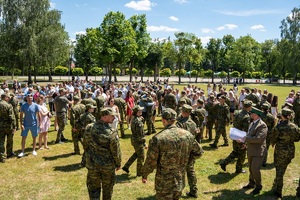 Funkcjonariusze SG uczestniczą w apelu zorganizowanym na terenie komendy oddziału NOSG