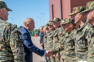 Wiceminister MSWiA oraz funkcjonariusze SG podczas wizytacji przejść granicznych na terenie województwa lubelskiego