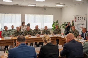 Wiceminister MSWiA oraz funkcjonariusze SG podczas wizytacji przejść granicznych na terenie województwa lubelskiego